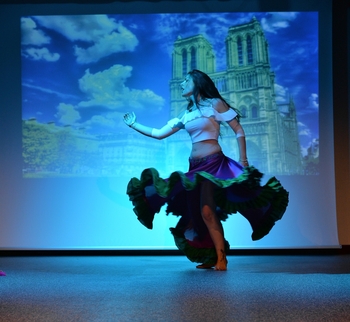 Danse orientale sur scène, costume rouge