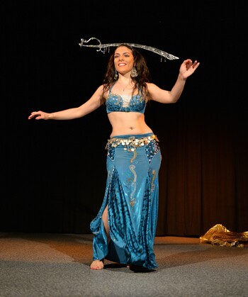 Danse orientale sur scène, costume rose