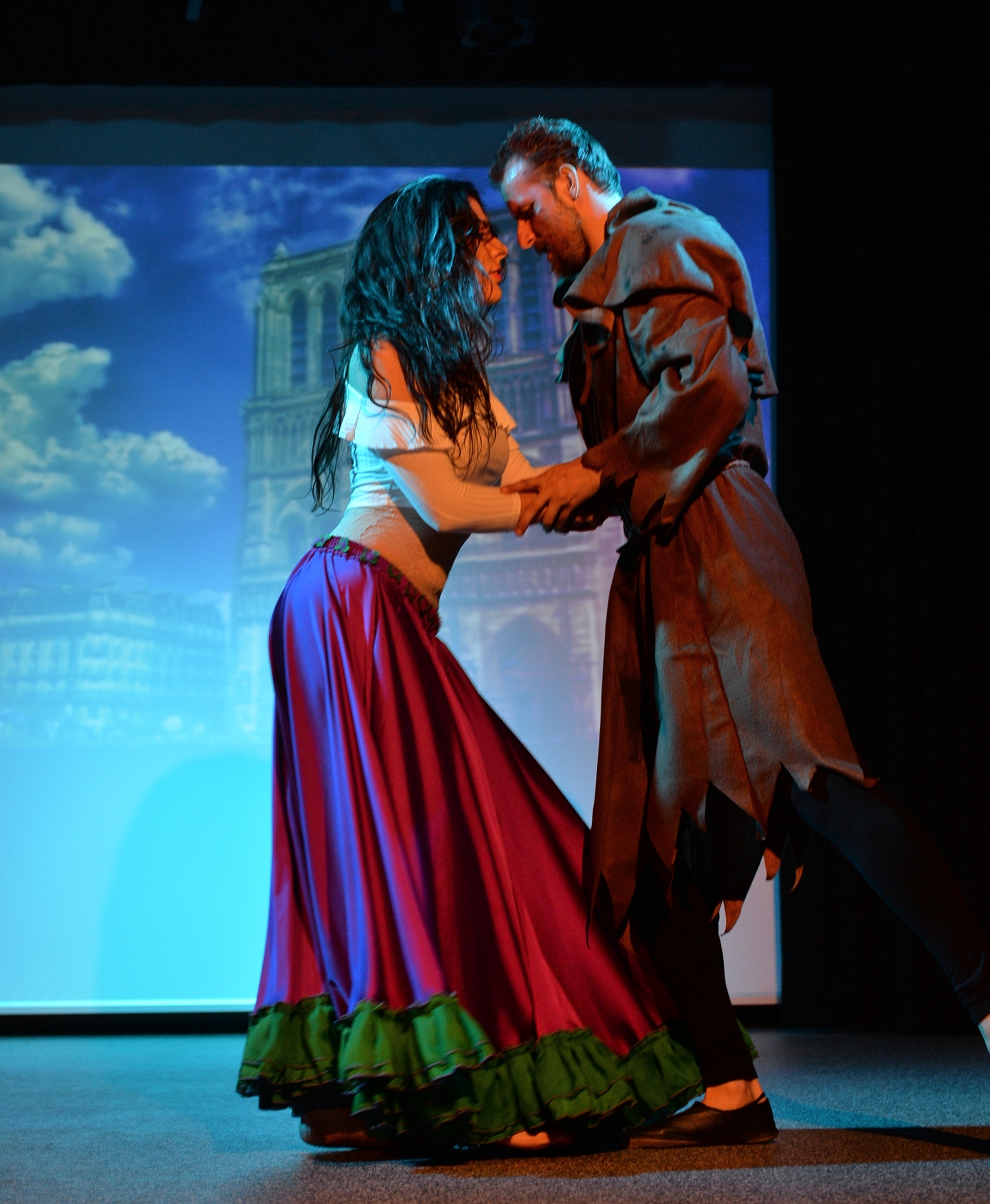 Danse orientale sur scène, costume bleu