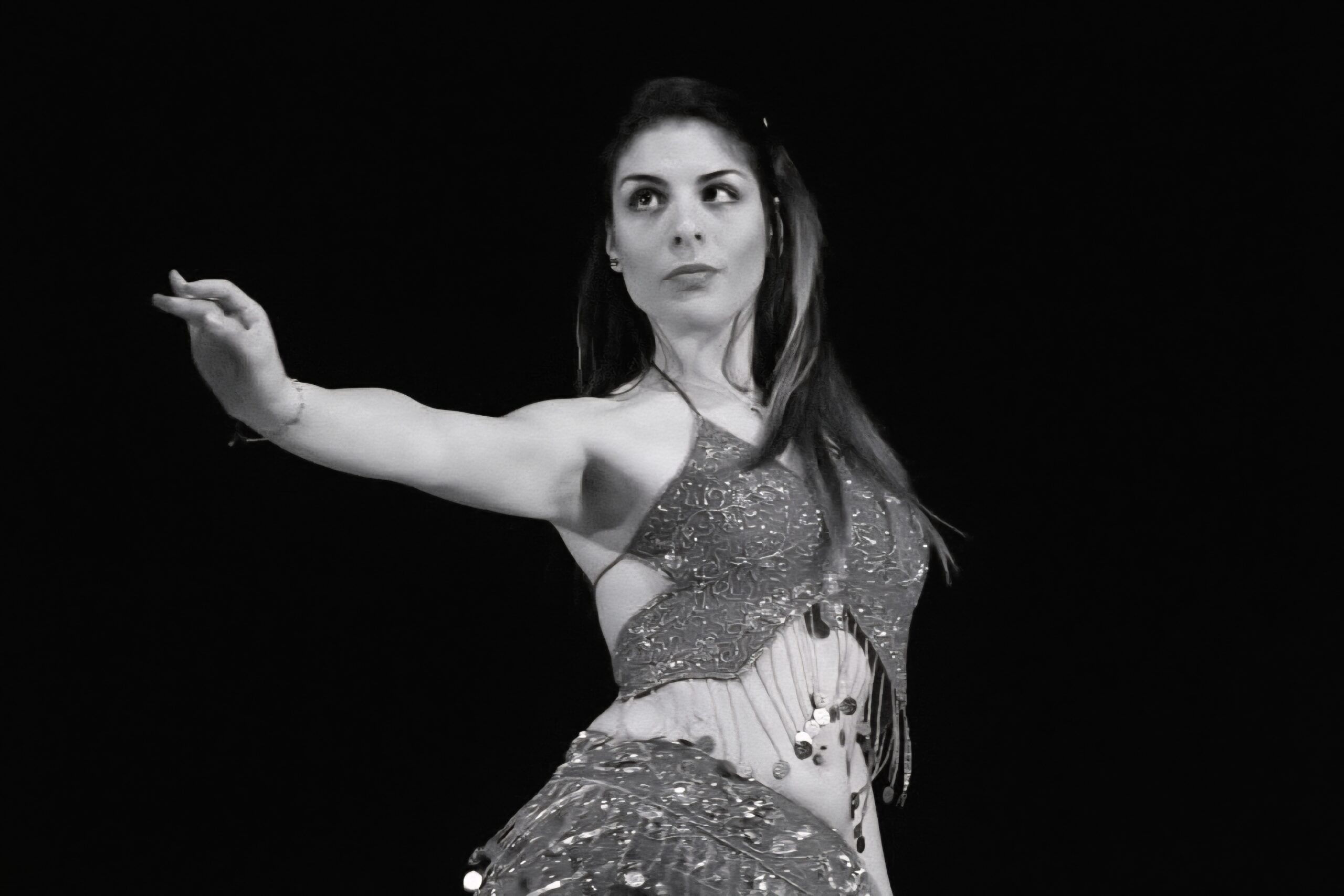 Danse orientale sur scène, costume bleu